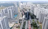 Ken đặc chung cư trên con đường ngoại ô Sài Gòn nhìn từ trên cao