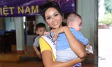 Hoa hậu H'Hen Niê cùng Hoa hậu Dayana Mendoza đi từ thiện sau đăng quang