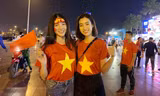 Huyền My, Đỗ Mỹ Linh: Những cổ động viên 'sáng' nhất trên sân Mỹ Đình
