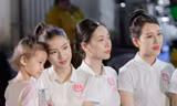 Thí sinh Hoa hậu Việt Nam dọn rác dưới kênh Rạch Lăng