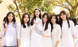 Biểu cảm cực dễ thương của Á hậu Phương Nhi khi lần đầu về thăm trường cấp 3