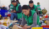 Cơ quan thuế sẽ phối hợp với đơn vị giao hàng rà soát người bán hàng online để thu thuế. Ảnh minh họa