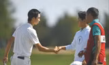 Nguyễn Anh Minh (phải) bắt tay đối thủ Chang Xihuan tại tứ kết US Junior Amateur 2024