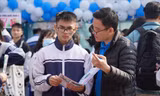 Thí sinh tìm hiểu thông tin tuyển sinh đại học 2023. Ảnh: Hoài Thương