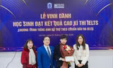 Em Nguyễn Hàn Bách, học sinh lớp 11, trường THPT Tây Hồ, Hà Nội (thứ 2 từ phải qua) trong lễ vinh danh đạt điểm cao thi IELTS