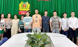 Son Tea Heum (thứ 3 từ phải sang) cùng đồng bọn tại cơ quan công an. Ảnh: Công an cung cấp