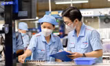 Các công nhân Công ty Thiên Long kiểm tra sản phẩm bút bi làm từ nhựa tái chế. Ảnh: U.P 