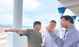 Ông Nguyễn Hữu Đường (ngoài cùng bên trái) trao đổi với các chuyên gia trong và ngoài nước tại công trình