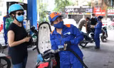 Giảm thêm thuế và đảm bảo dự trữ xăng dầu đúng quy định sẽ giúp bình ổn giá xăng dầu trong nước. Ảnh: Như Ý