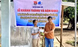 Bà Y Heng xúc động nhận bàn giao nhà mới