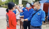 Anh Cao Đức Trâm tham gia hỗ trợ tiếp sức mùa thi tại điểm thi ở huyện Đức Thọ (Hà Tĩnh)