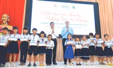 150 em học sinh có hoàn cảnh đặc biệt khó khăn tại tỉnh Hậu Giang vừa được Công ty Tân Hiệp Phát trao tặng quà, mỗi suất trị giá 2 triệu đồng nhân dịp đầu năm học 2023 – 2024