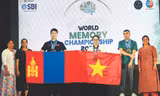 Đặng Ngọc Phương Trinh (thứ 3, bên phải) phá kỷ lục thế giới trong cuộc thi Siêu trí nhớ thế giới 2023. Ảnh: NVCC