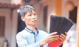 Cả đời anh Ngô Bá Thành dành tâm huyết với nghề làm hương đen. Ảnh: Nguyễn Thắng