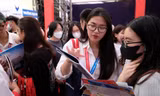 Thí sinh tham gia tư vấn tuyển sinh 2023 tại Hà Nội. Ảnh: Mạnh Thắng