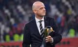 Chủ tịch FIFA Gianni Infantino và chiếc Cúp FIFA Club World Cup. Ảnh: Getty Images