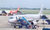 Khách đi lại dịp Quốc khánh 2/9 khó đột biến, nhưng giá vé máy bay, vé tàu vẫn tăng. Ảnh: H.Việt