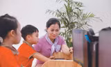 Cô Giang Thị Thanh Nhàn, Phó Hiệu trưởng Trường mầm non Trần Phú, đã đưa AI vào phục vụ công tác giảng dạy trong nhà trường. Ảnh: VÂN ANH