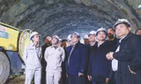 Thủ tướng Chính phủ Phạm Minh Chính và đại diện các Bộ ngành kiểm tra, thị sát dự án, trong đó có hầm Thần Vũ do Cty TNHH Hòa Hiệp và Cienco 4 thi công