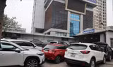 Người dân khổ vì đăng kiểm cuối năm do nhiều trung tâm đóng cửa vì sai phạm. Ảnh: Hoàng Mạnh Thắng