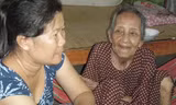 Chị Nguyễn Thị Mỹ Hương (cháu dâu) và cụ Trù. Ảnh: Trần Đáng.