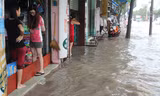 Mưa ngập phố, người dân đắp bờ tát nước ra khỏi nhà
