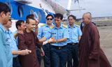 Máy bay của Trung đoàn không quân 917 đưa Đại đức Thích Thánh Thành, trụ trì chùa Song Tử Tây, huyện đảo Trường Sa (Khánh Hòa), bị bệnh nặng về đến sân bay Phan Rang. Ảnh: T.Đ. 
