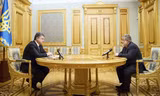 Tổng thống Petro Poroshenko (trái) và Thống đốc Igor Kolomoysky tại cuộc họp ngày 25/3 ngay trước khi ông Poroshenko ký sắc lệnh cách chức ông Kolomoysky.