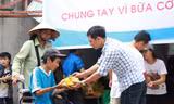 Hơn 1000 phần cơm chay trao người nghèo