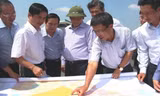Đoàn công tác của Bộ Giao thông Vận tải kiểm tra quá trình chuẩn bị cho dự án sân bay Long Thành Ảnh: Moi.gov.vn.