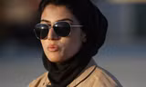 Niloofar Rahmani hiện là nữ phi công duy nhất trong quân đội Afghanistan. Cô gái người Kabul này là một trong năm học viên tốt nghiệp khóa huấn luyện phi công 12-03 của không quân Afghanistan. Nguồn: Xinhua.