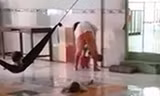 Bà Thủy tát cả chục phát vào người cháu bé. Ảnh cắt từ clip.