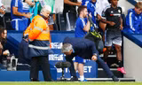 Mourinho hét vào chiếc micro bên ngoài đường piste.