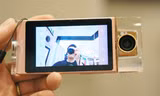 Chi tiết máy ảnh tự sướng hình lọ nước hoa từ Sony