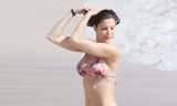 Mỹ nhân ngoại tứ tuần vẫn tự tin khoe dáng với bikini