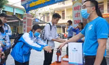Thanh niên giúp học sinh phòng, chống dịch Covid-19 khi đi học trở lại