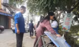 Cá chép 'trượt băng' ngày ông Công ông Táo