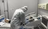 BS Bệnh viện Bệnh nhiệt đới TƯ điều trị cho bệnh nhân mắc virus corona: Ảnh: Thái Hà