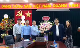 Tổng Biên tập Báo Tiền Phong Lê Xuân Sơn (thứ ba từ trái sang) chúc mừng Học viện Thanh thiếu niên Việt Nam nhân dịp 65 năm Ngày truyền thống.