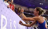 Nữ VĐV cầu hôn bạn trai ngay sau khi lập kỷ lục tại Olympic Paris