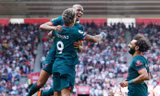 Liverpool rượt đuổi tỷ số điên rồ với đội bét bảng