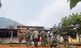 Mưa đá kèm gió mạnh khiến 16 căn nhà bị tốc mái 