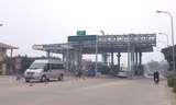 Một số trạm thu phí có làn thu tự động, nhưng đa số phí được thu theo hình thức thủ công Ảnh minh họa: PT 