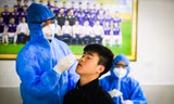 CLB Hà Nội thực hiện xét nghiệm COVID-19 cho các cầu thủ khi tập trung quân sau Tết Nguyên đán Ảnh: anh nghiêm