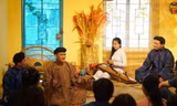 Sinh viên Lương Hoài Trọng Tính (thứ 2 từ trái qua) chia sẻ câu chuyện xưa với các bạn trẻ Ảnh: Uyên Phương 