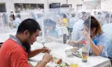 Bàn ăn của công nhân có vách ngăn 