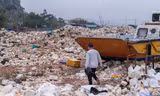 Phao xốp chất đống gây ô nhiễm tại cảng cá lớn nhất Vân Đồn