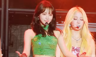 Knet mê mẩn biểu cảm mở màn "BOOMBALA" của Chaewon LE SSERAFIM