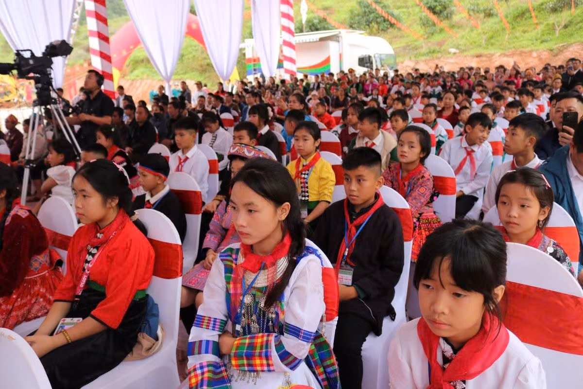 Đông đảo các em học sinh tham dự lễ khởi công tại Sơn La.