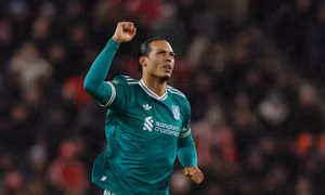 HIGHLIGHTS: Van Dijk toả sáng, Liverpool chỉ còn cách MU 3 điểm 